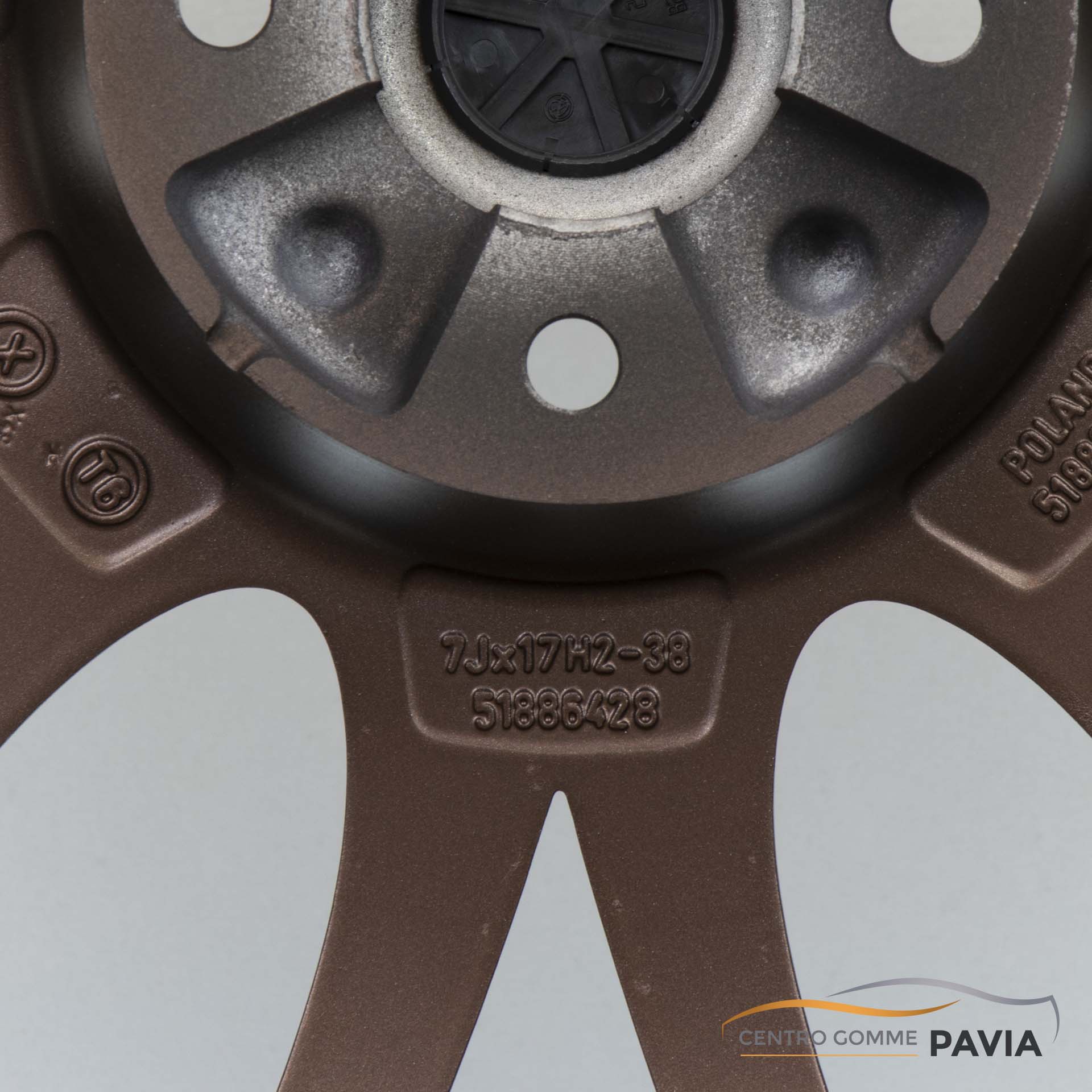 Cerchi in lega originali Fiat 695 Abarth Tributo Ferrari da 17 pollici, personalizzati in colorazione bronzo lucido. Compatibili anche con tutte le altre 500/595/695 Abarth. COD: 51886428