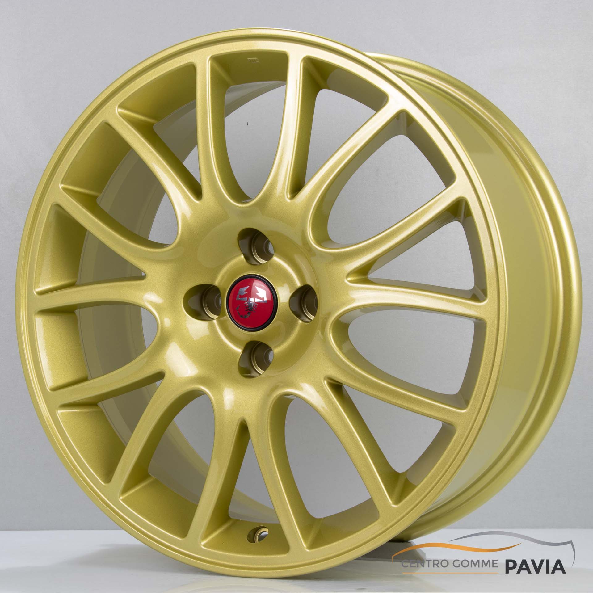Cerchi in lega originali Fiat 695 Abarth Tributo Ferrari da 17 pollici, personalizzati in colorazione oro lucido. Compatibili anche con tutte le altre 500/595/695 Abarth. COD: 51886428
