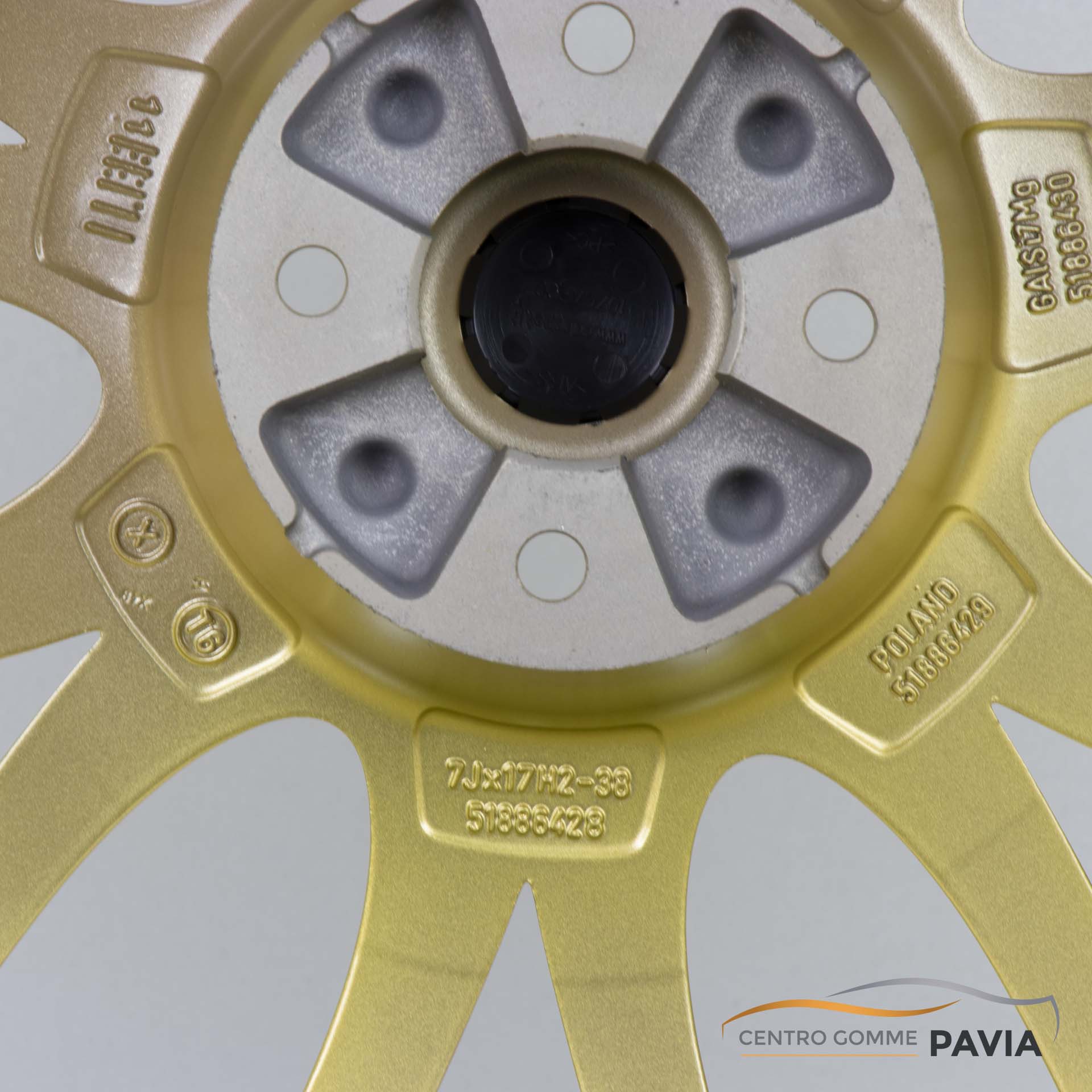 Cerchi in lega originali Fiat 695 Abarth Tributo Ferrari da 17 pollici, personalizzati in colorazione oro lucido. Compatibili anche con tutte le altre 500/595/695 Abarth. COD: 51886428