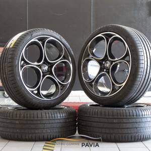 Kit completo doppia misura differenziato tra anteriore e posteriore composto da 4 pneumatici PIRELLI e 4 cerchi in lega ORIGINALI ALFA ROMEO da 19" e 4 sensori di pressione originali alfa romeo. kit demontato da auto nuova ANT: 255/35/19  96Y XL POST: 225/40/19  93Y XL COD ANT: 156144299 COD POST: 156151630