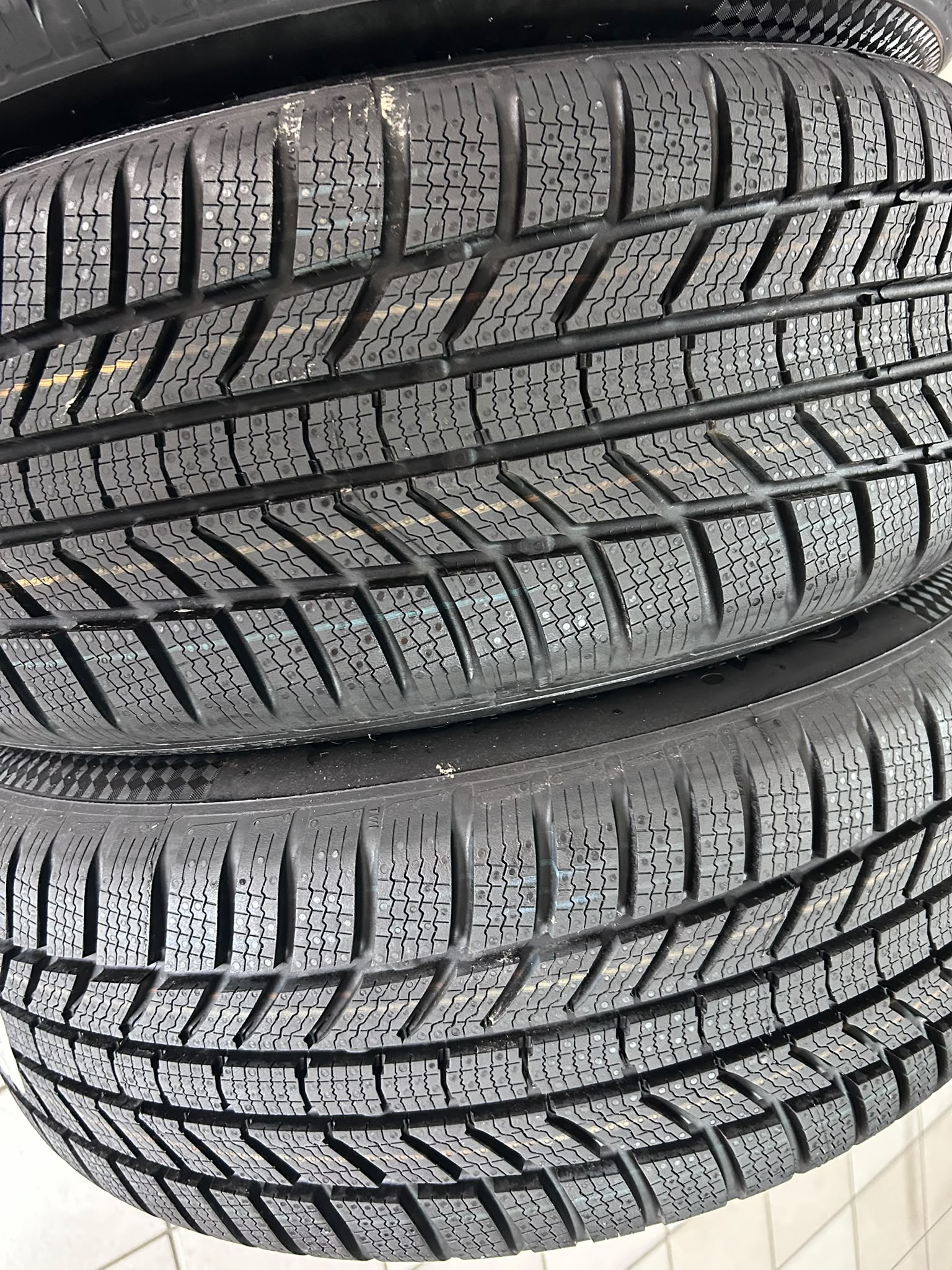 cerchi in lega originali VW T-Roc 17 2GA601025M pneumatici Continental