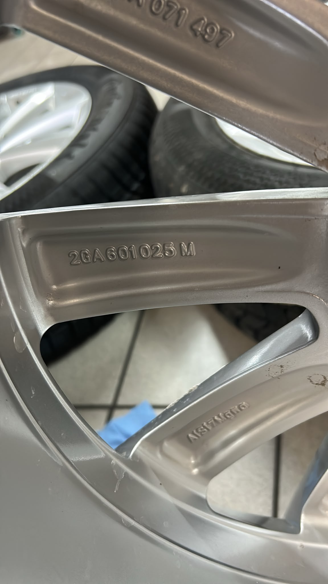 cerchi in lega originali VW T-Roc 17 2GA601025M pneumatici Continental